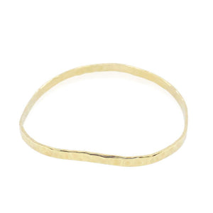 Hammered bangle in green gold