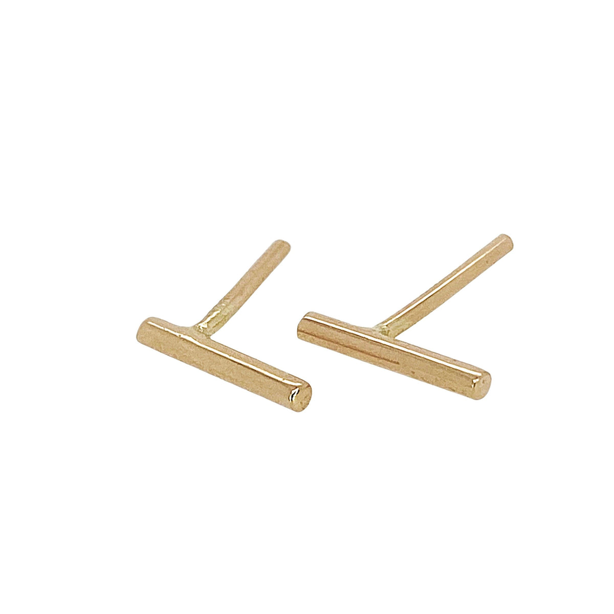 Geometric stud earrings in gold. 