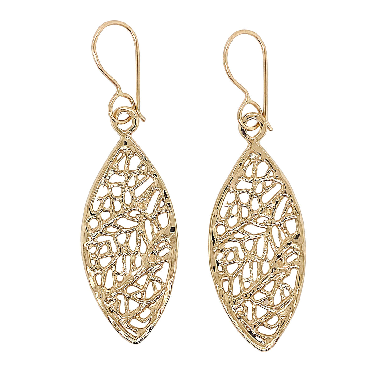 Botanical earrings in gold. 