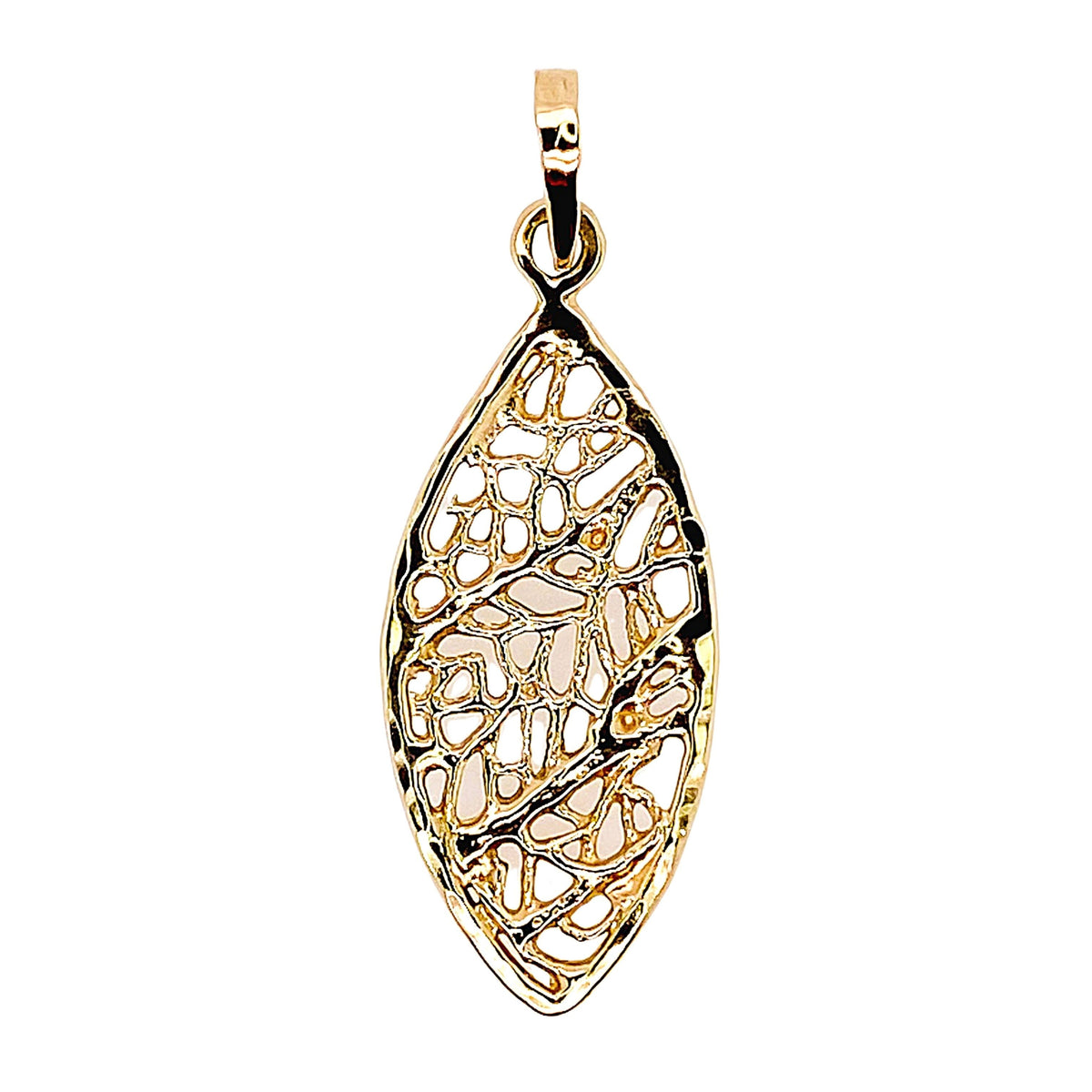 Botanical pendant in gold.