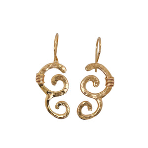 Wave earrings in gold.