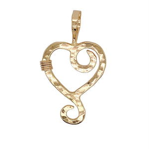 Hammered heart pendant in gold.